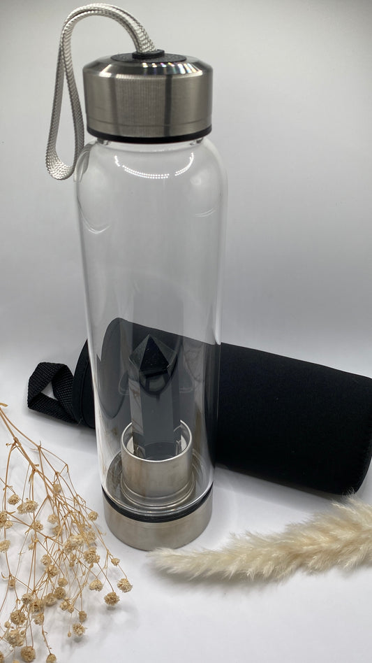 Flasche aus Glas mit Mineralien Obsidian